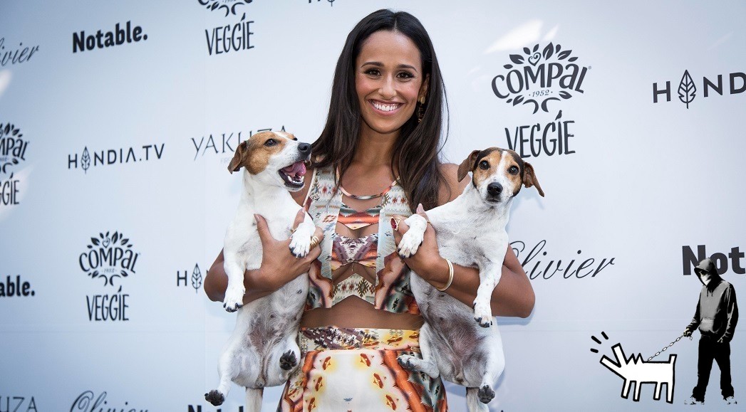 Hyndia e Heyvi, as duas cadelas Jack Russell de Rita Pereira. As fiéis companheiras da atriz seguem-na para todo o lado, desde festas de aniversário, idas à praia e até ao trabalho.